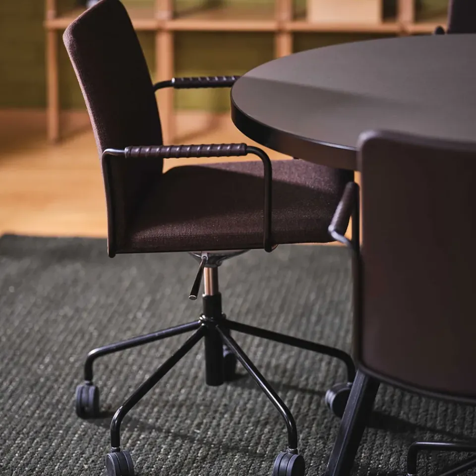 Silla de oficina elevable/bajable sin basculación Stella, Cuero elmosoft 99999 , base de cromo, reposabrazos forrado en cuero, respaldo flexible*Swedese Best