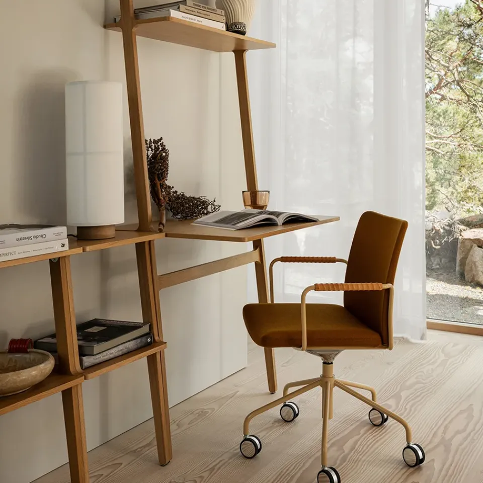 Silla de oficina elevable/bajable sin basculación Stella, Cuero elmosoft 99999 , base de cromo, reposabrazos forrado en cuero, respaldo flexible*Swedese Best