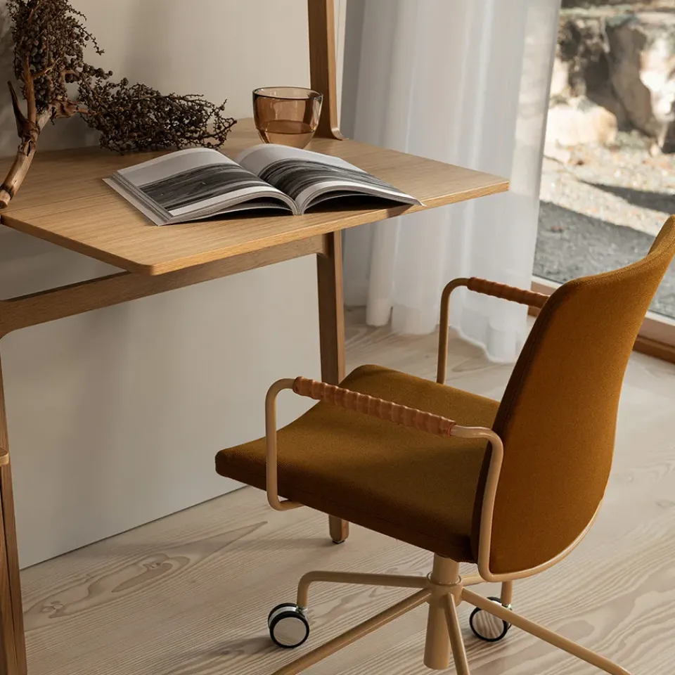 Silla de oficina elevable/bajable sin basculación Stella, Cuero elmosoft 99999 , base de cromo, reposabrazos forrado en cuero, respaldo flexible*Swedese Best