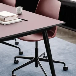 Silla de oficina Rely HW28, Red brown, base giratoria en negro*&Tradition Hot