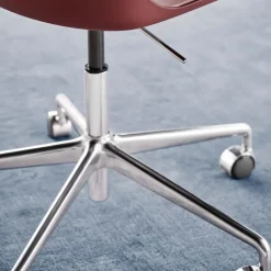 Silla de oficina Rely HW28, Red brown, base giratoria en negro*&Tradition Hot