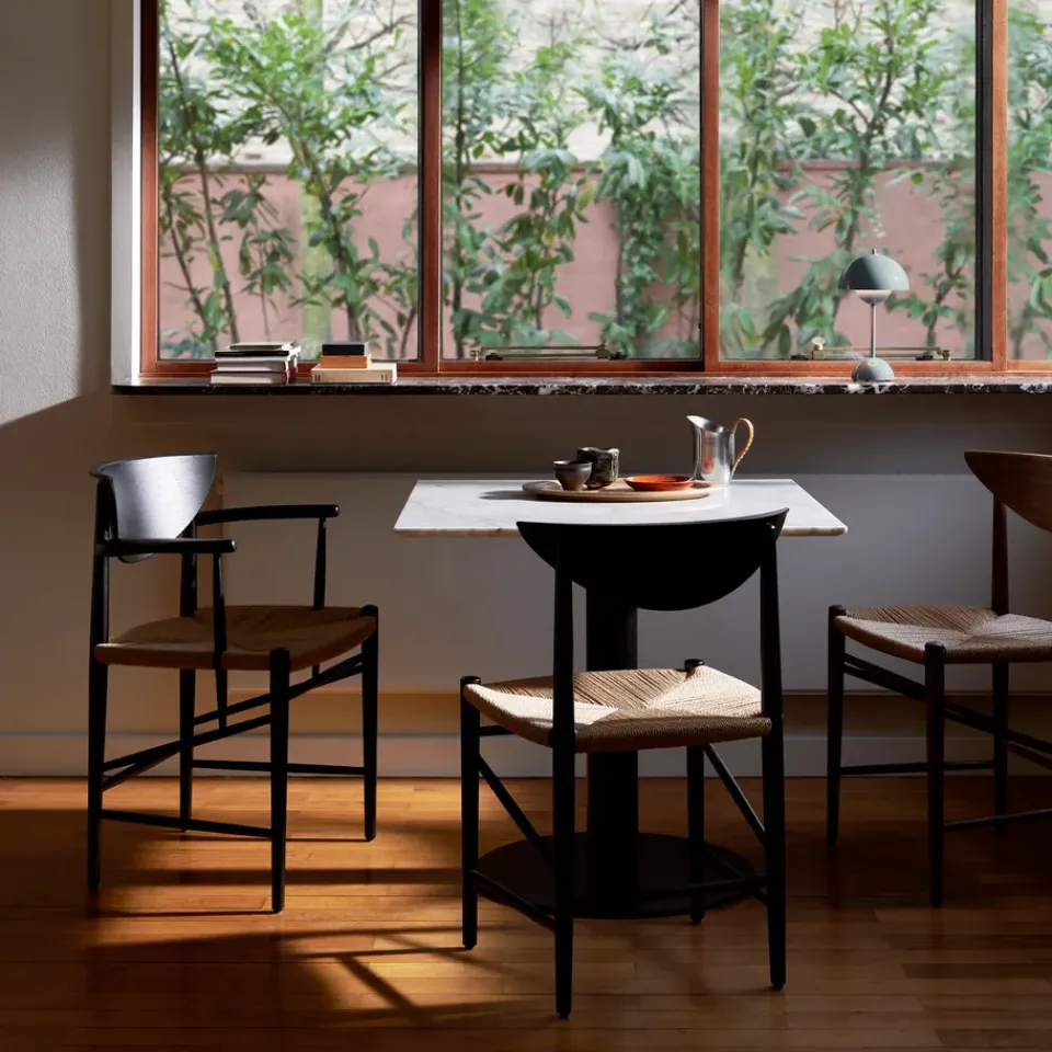 Silla Drawn HM4 con reposabrazos, roble*&Tradition Best