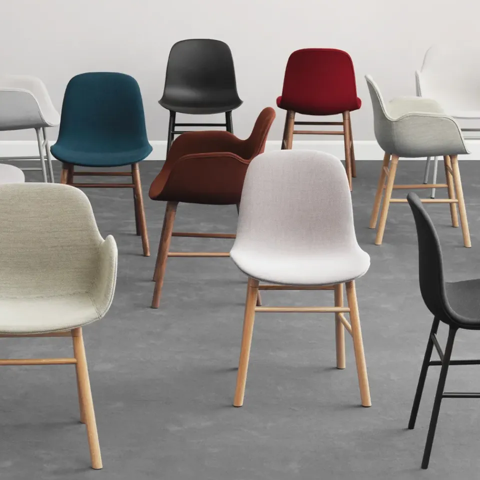 Silla Form, Red, patas de roble*Normann Copenhagen Online