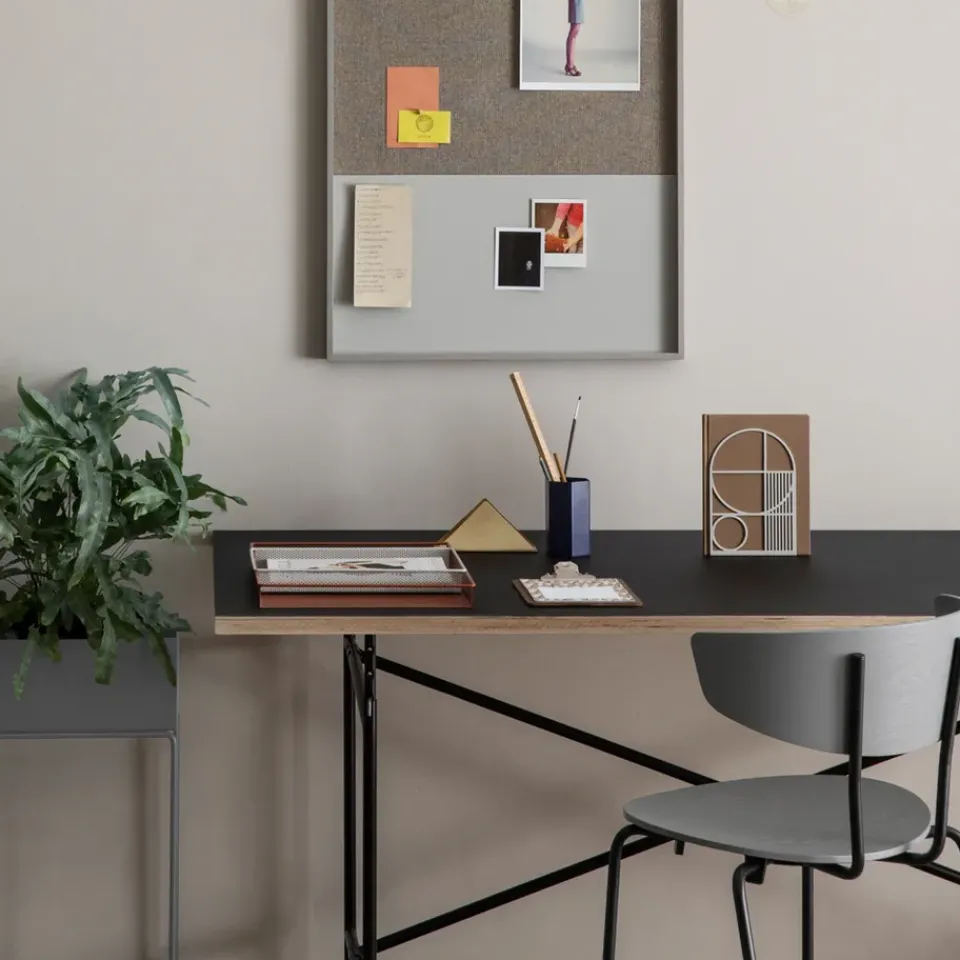 Silla Herman, Walnut, base de acero en color negro*Ferm Living Outlet