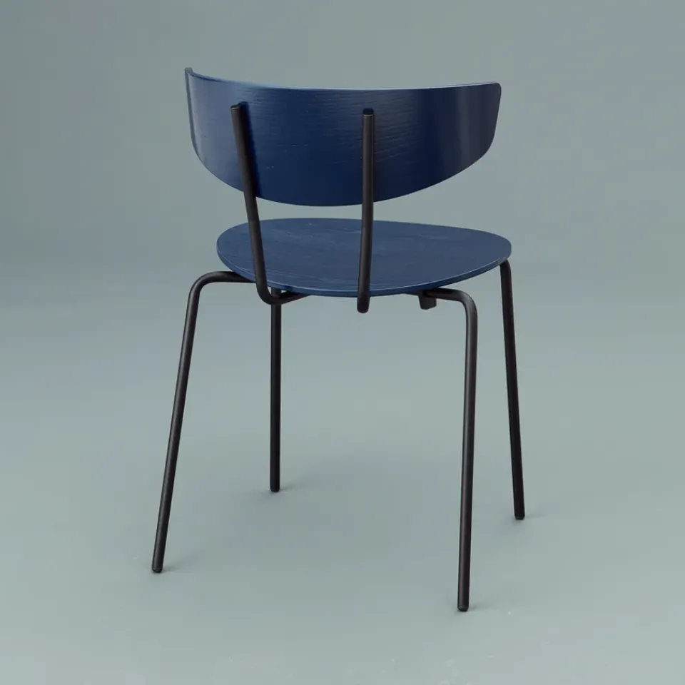 Silla Herman, Walnut, base de acero en color negro*Ferm Living Outlet