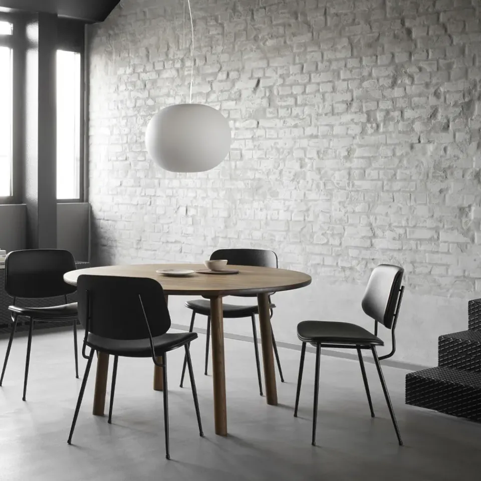 Silla metálica Søborg 3062 totalmente tapizada, cuero Omni 307 cognac, hueso de roble lacado*Fredericia Furniture Outlet