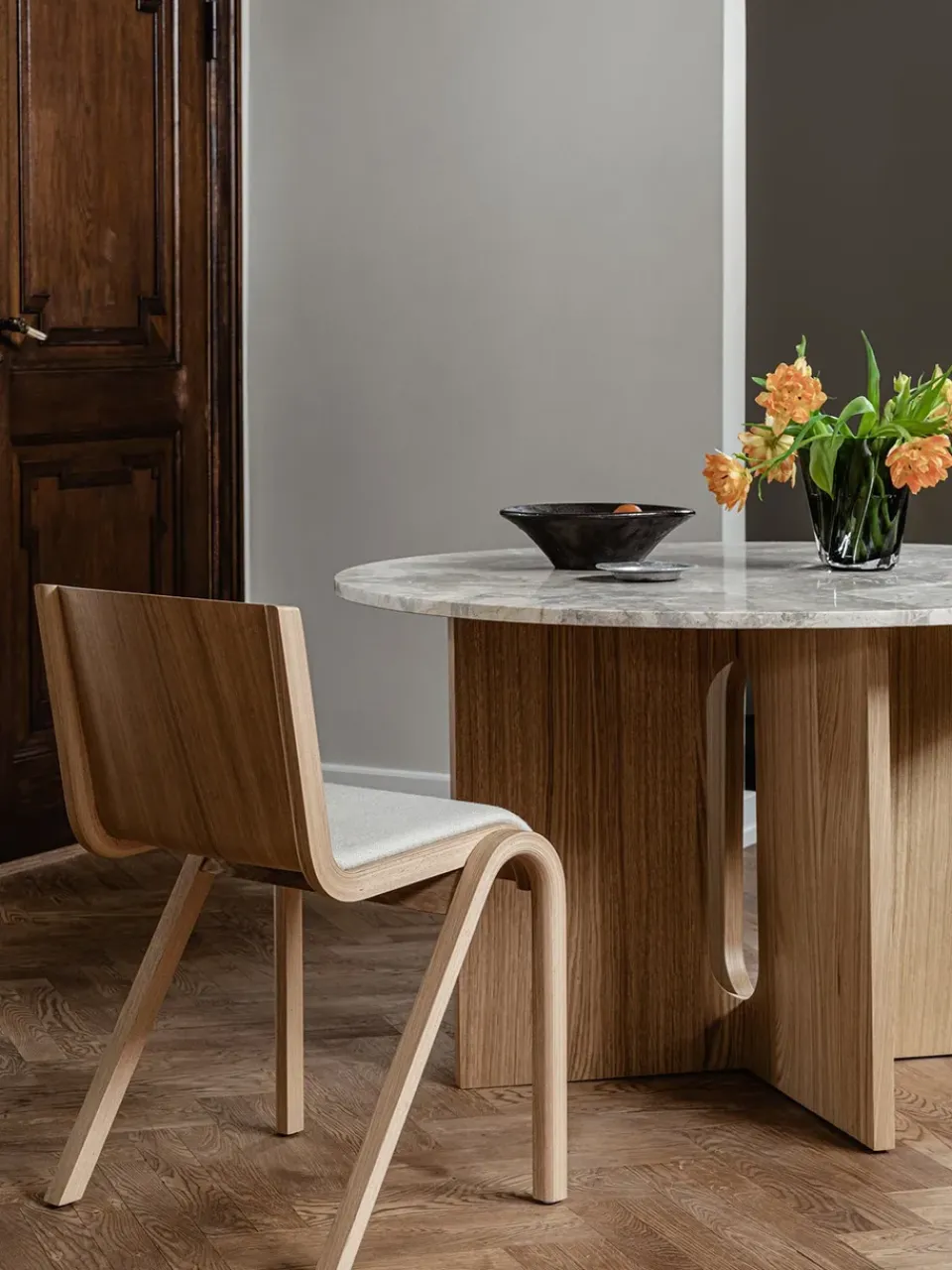 Silla Ready con asiento tapizado, Red oak-Logan Jasmine*Audo Copenhagen New