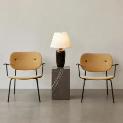 Sillón Co, Cuero dakar 0842 black, respaldo y brazo roble oscuro, base negra*Audo Copenhagen Clearance