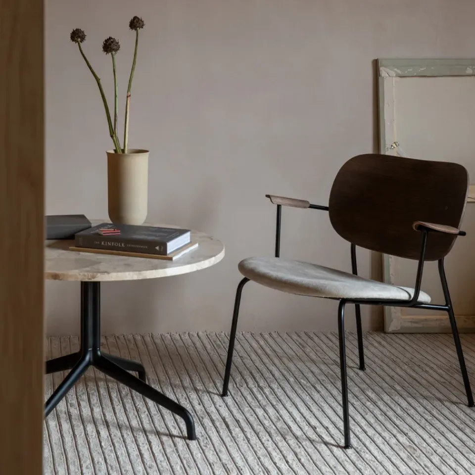 Sillón Co, Cuero dakar 0842 black, respaldo y brazo roble oscuro, base negra*Audo Copenhagen Clearance