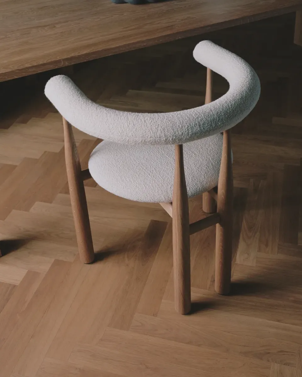 Sillón con reposabrazos Bukowski tapizado, Roble, Lana Barnum*New Works Clearance
