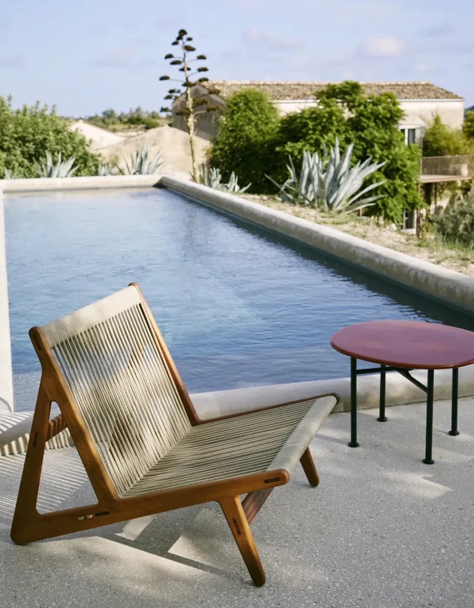 Sillón MR01 Initial outdoor lounge chair, Madera de iroko aceitada*GUBI Clearance