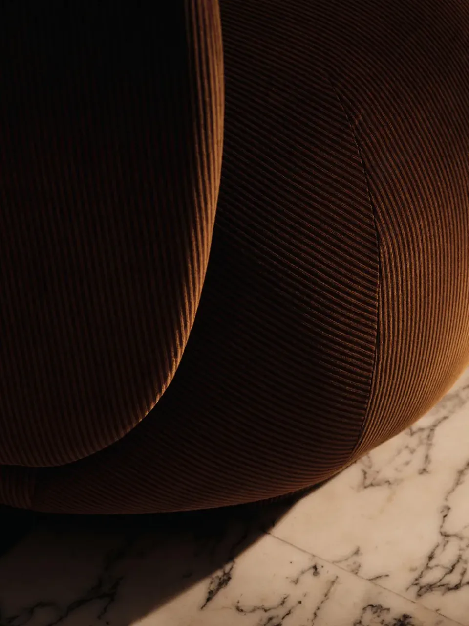 Sillón Rico lounge chair, Devoré velvet-Rust*Ferm Living Outlet