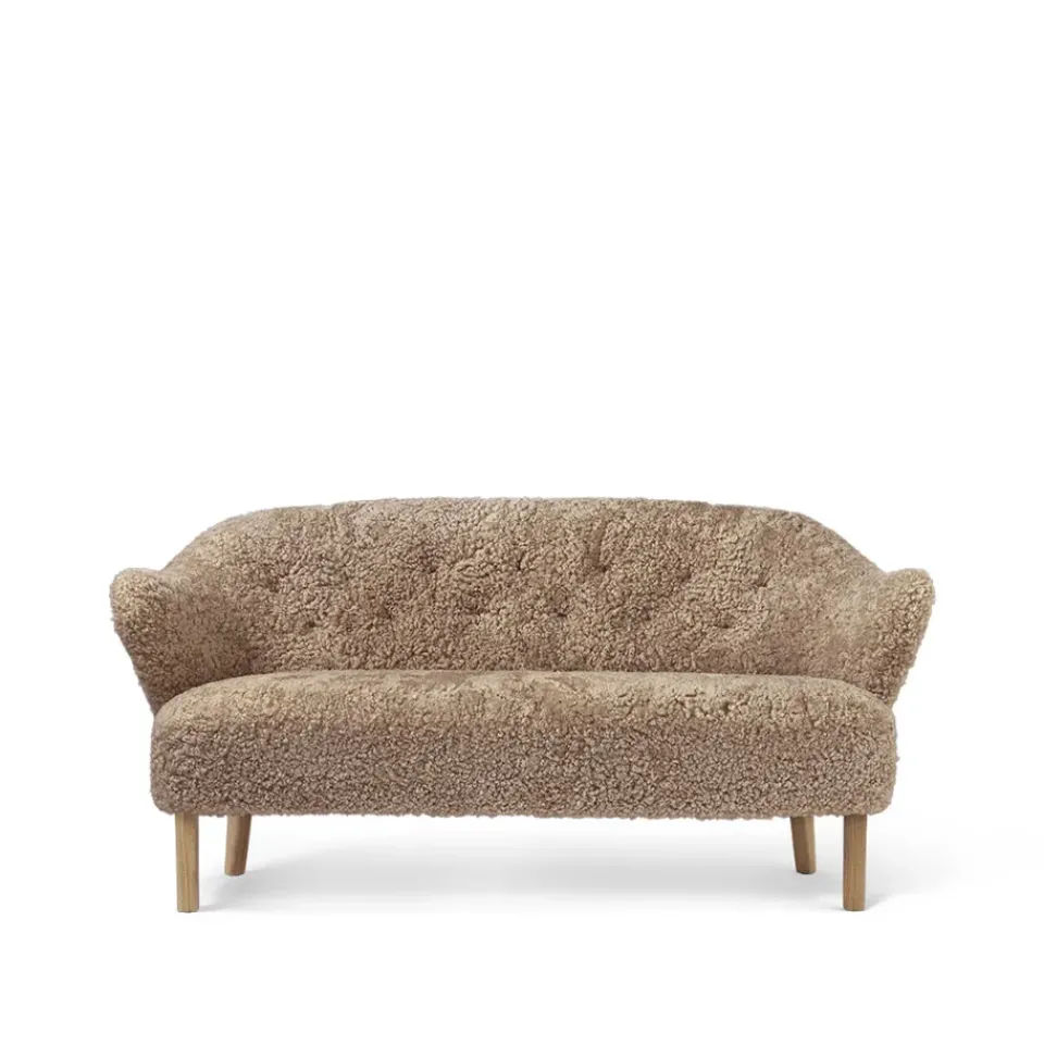 Sofá de 2,5 plazas Ingeborg, Piel de oveja sahara, patas roble natural*Audo Copenhagen Clearance