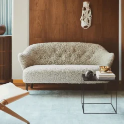 Sofá de 2,5 plazas Ingeborg, Piel de oveja sahara, patas roble natural*Audo Copenhagen Clearance
