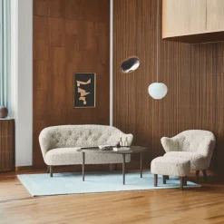 Sofá de 2,5 plazas Ingeborg, Piel de oveja moonlight-patas roble ahumado*Audo Copenhagen Sale