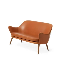 Sofá Dwell, 2 plazas cuero silk 250 cognac, patas de roble ahumado*Warm Nordic Hot