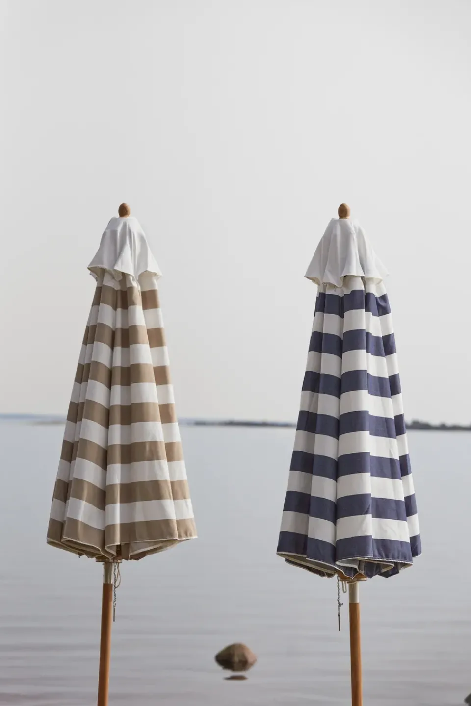 Sombrilla Hisshult Ø270 cm, Blue stripe-teak*1898 Outlet