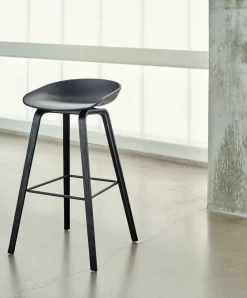 Taburete alto About a Stool 32 con base de roble 2.0, - soporte de acero*HAY Online