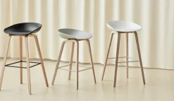 Taburete alto About a Stool 32 con base de roble lacado 2.0, -acero inoxidable soporte*HAY Sale