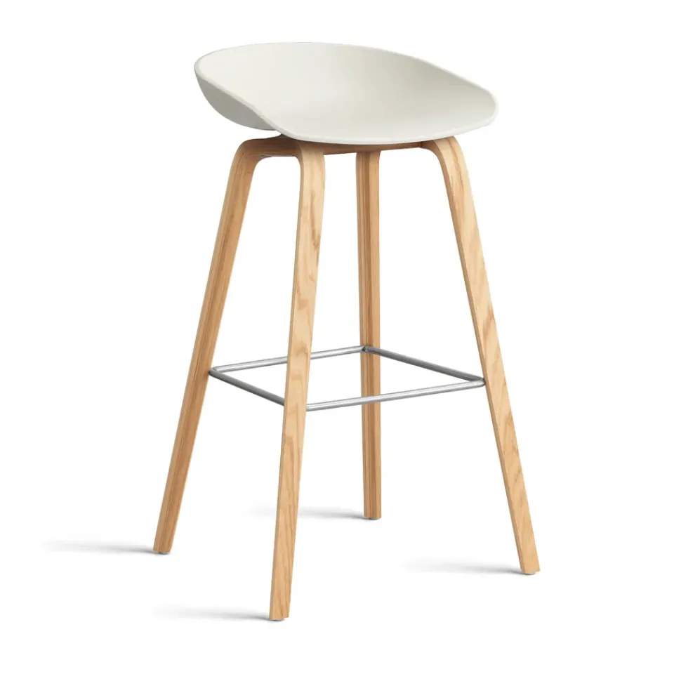 Taburete alto About a Stool 32 con base de roble lacado 2.0, Melange cream–soporte de acero inoxidable*HAY Hot