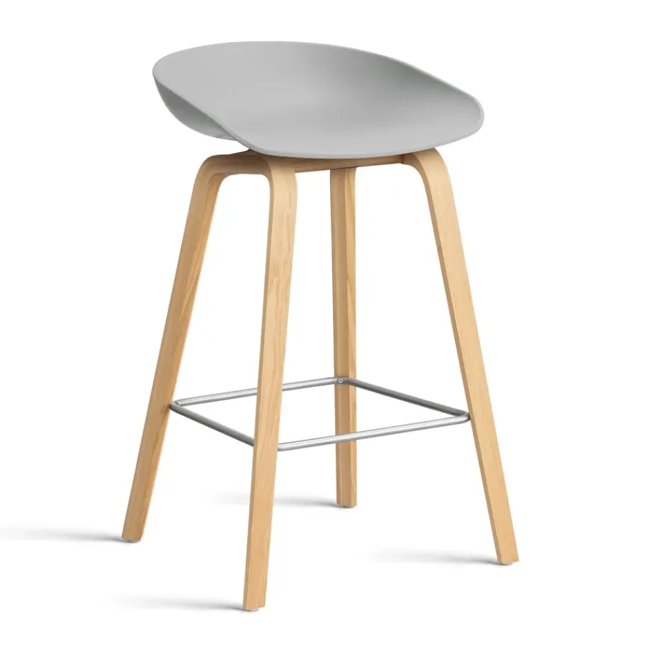 Taburete bajo About a Stool 32 con base de roble lacado 2.0, Concrete grey-soporte de acero inoxidable*HAY Hot