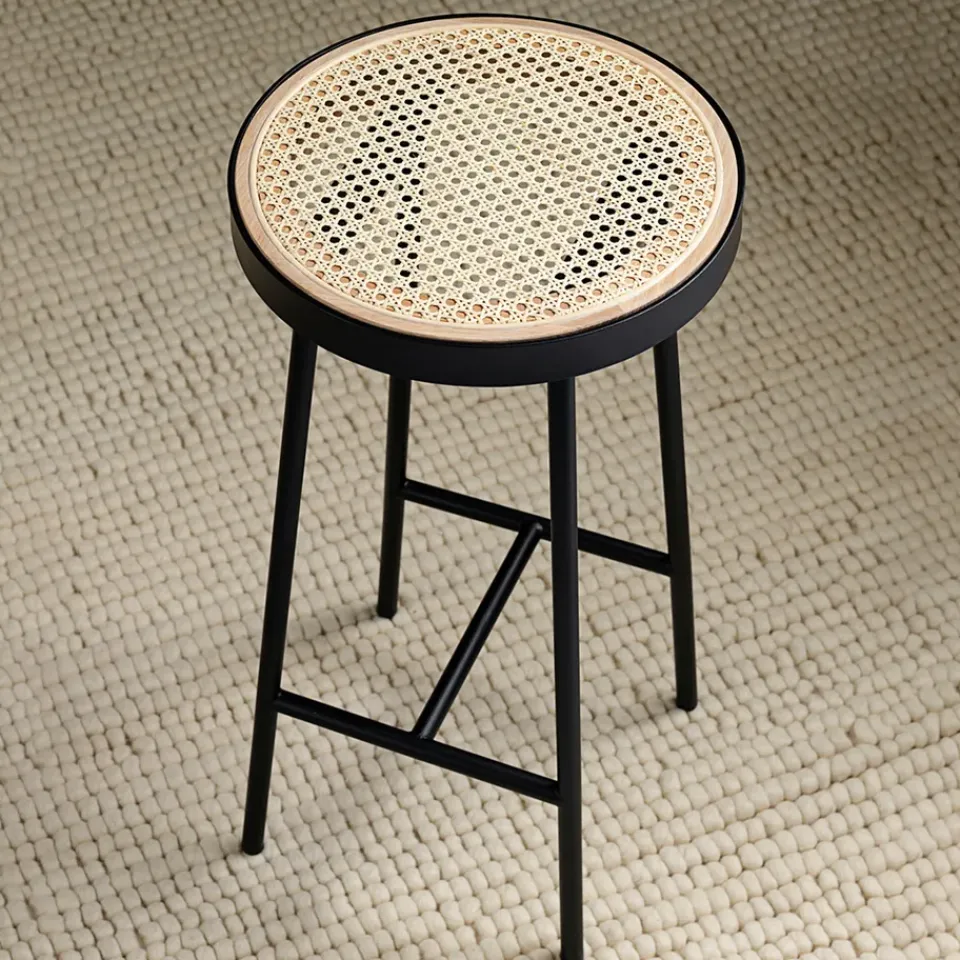 Taburete bar Be My Guest, Ratán, base de acero en color negro*Warm Nordic Outlet