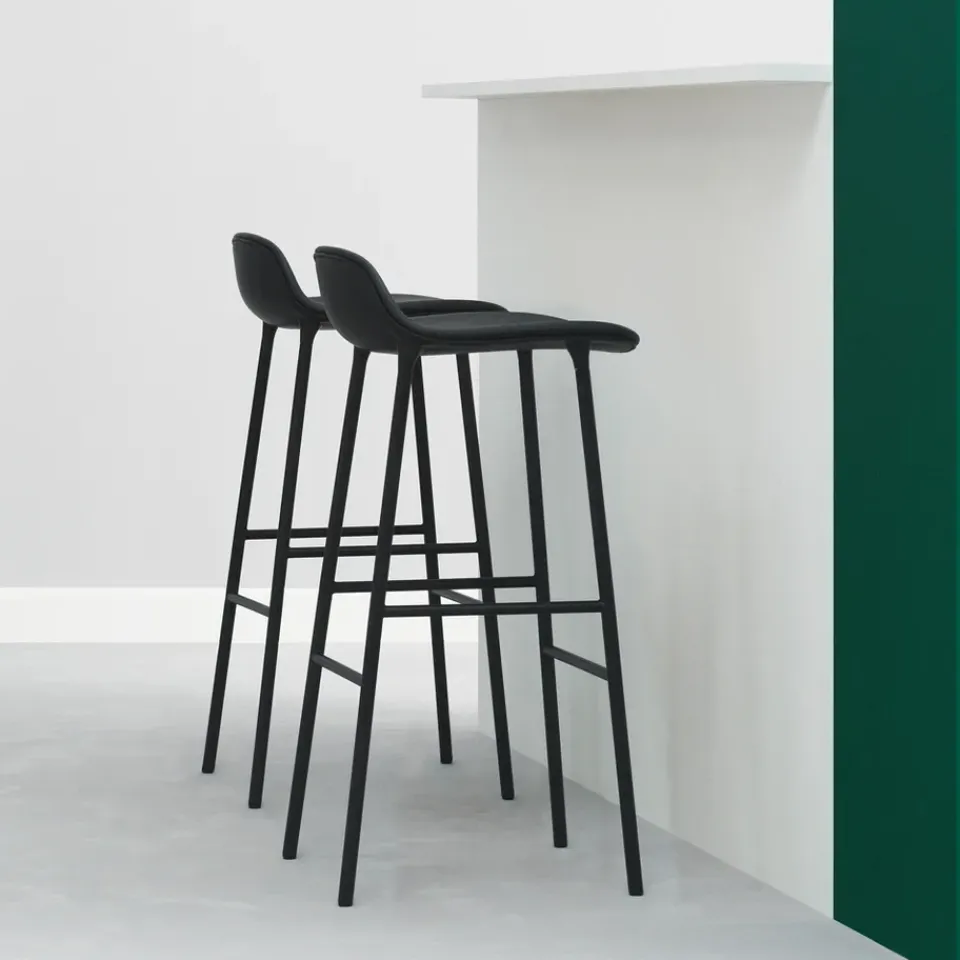Taburete bar Form bajo, Green, patas de acero lacadas en*Normann Copenhagen Outlet