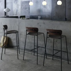 Taburete bar Pavilion AV9, Roble lacado, base de acero*&Tradition Clearance