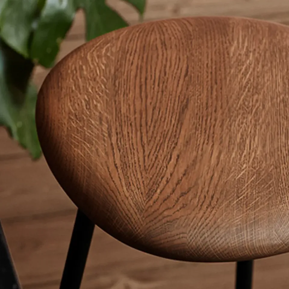 Taburete bar Pebble, Fresno aceitado, altura 65, base negra*Warm Nordic Online
