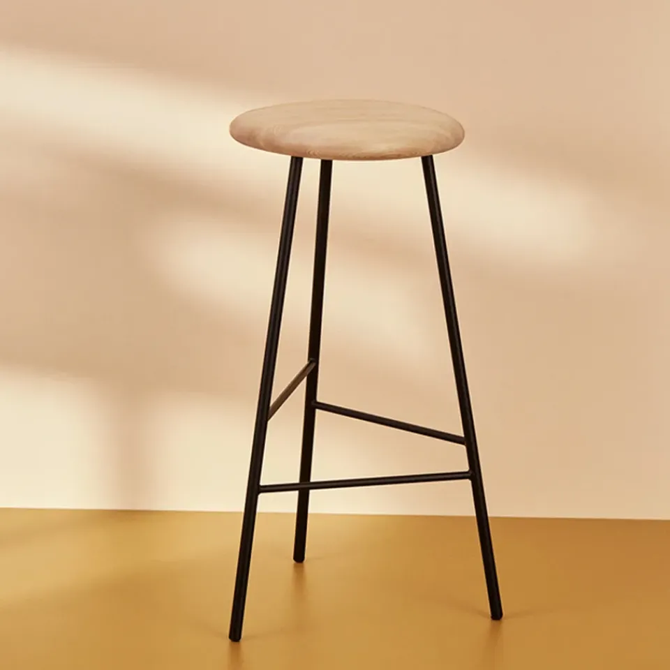 Taburete bar Pebble, Roble ahumado, altura 65, base negra*Warm Nordic Online