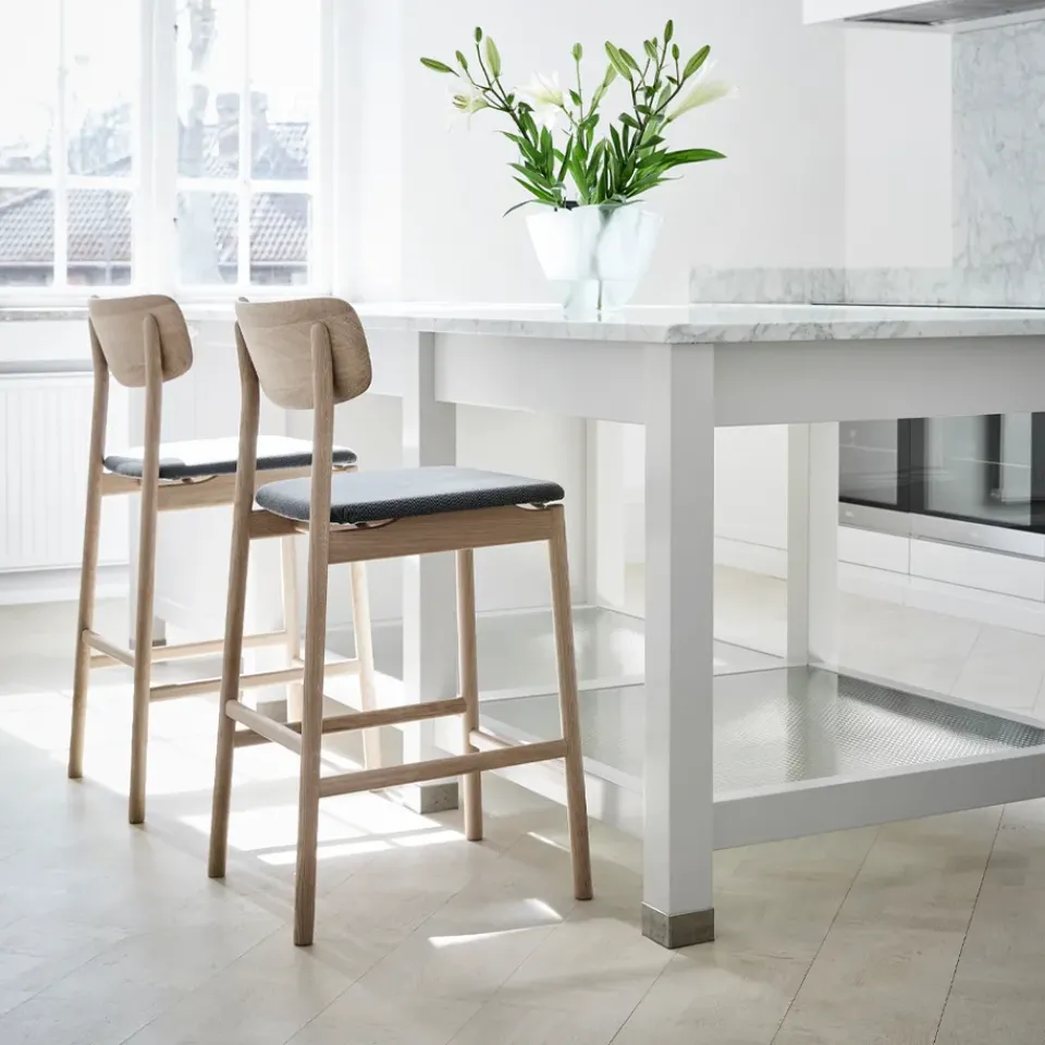 Taburete bar Prima Vista, Tela blues 9833 , estructura de abedul aceitado blanco*Stolab