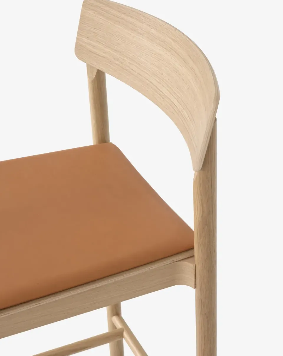 Taburete Betty TK14 Counter Chair 65 cm, Cuero color coñac Noble-roble lacado*&Tradition