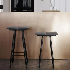 Taburete de bar Georg bajo, Roble lacado en negro*Fritz Hansen New
