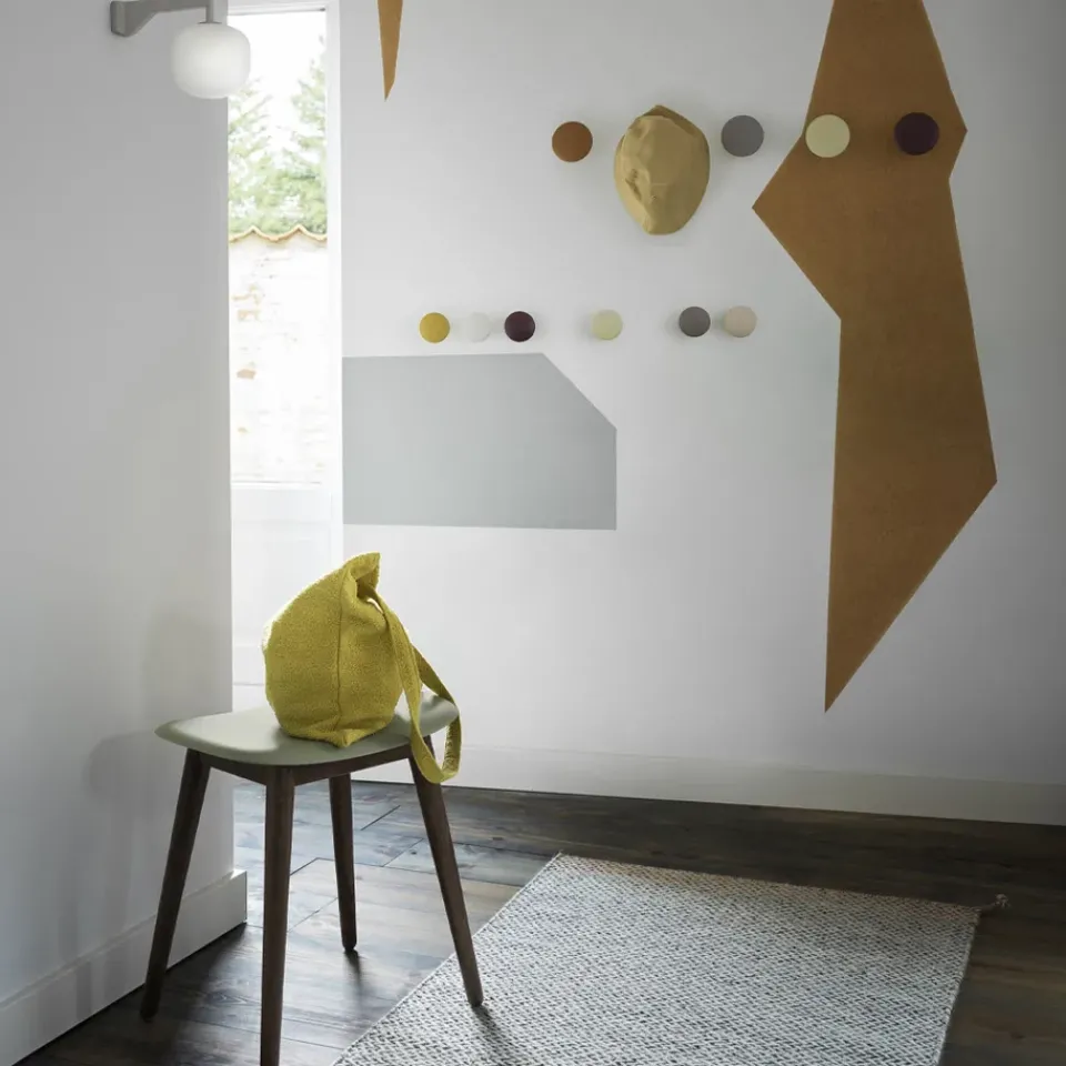 Taburete Fiber, Dusty green, patas de madera barnizadas en marrón oscuro*Muuto Online