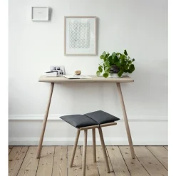 Taburete Georg, Lino, roble sin tratar, incluye cojín de lino*Fritz Hansen Clearance