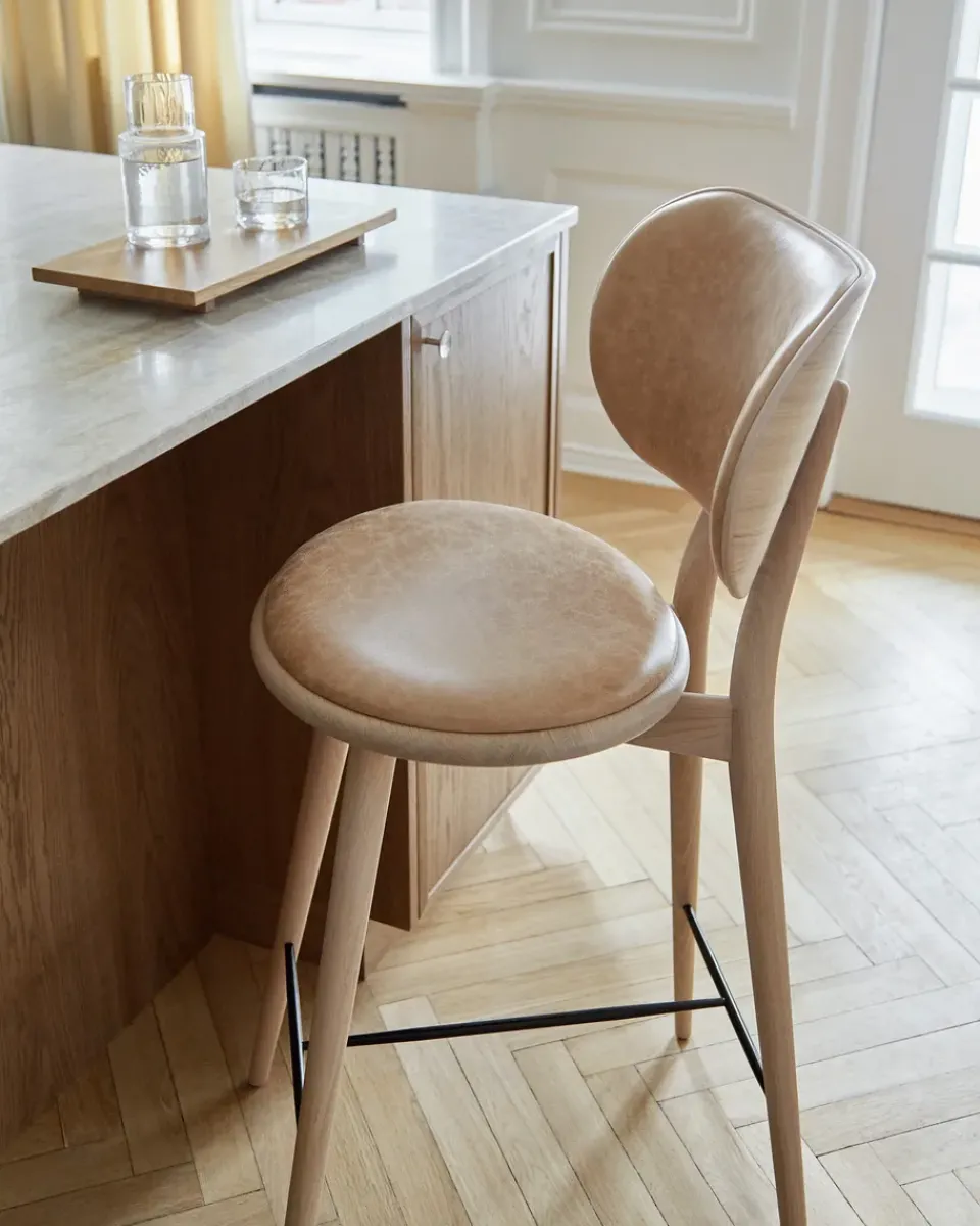 Taburete High Stool Backrest bajo, piel natural, base de roble lacado mate*Mater