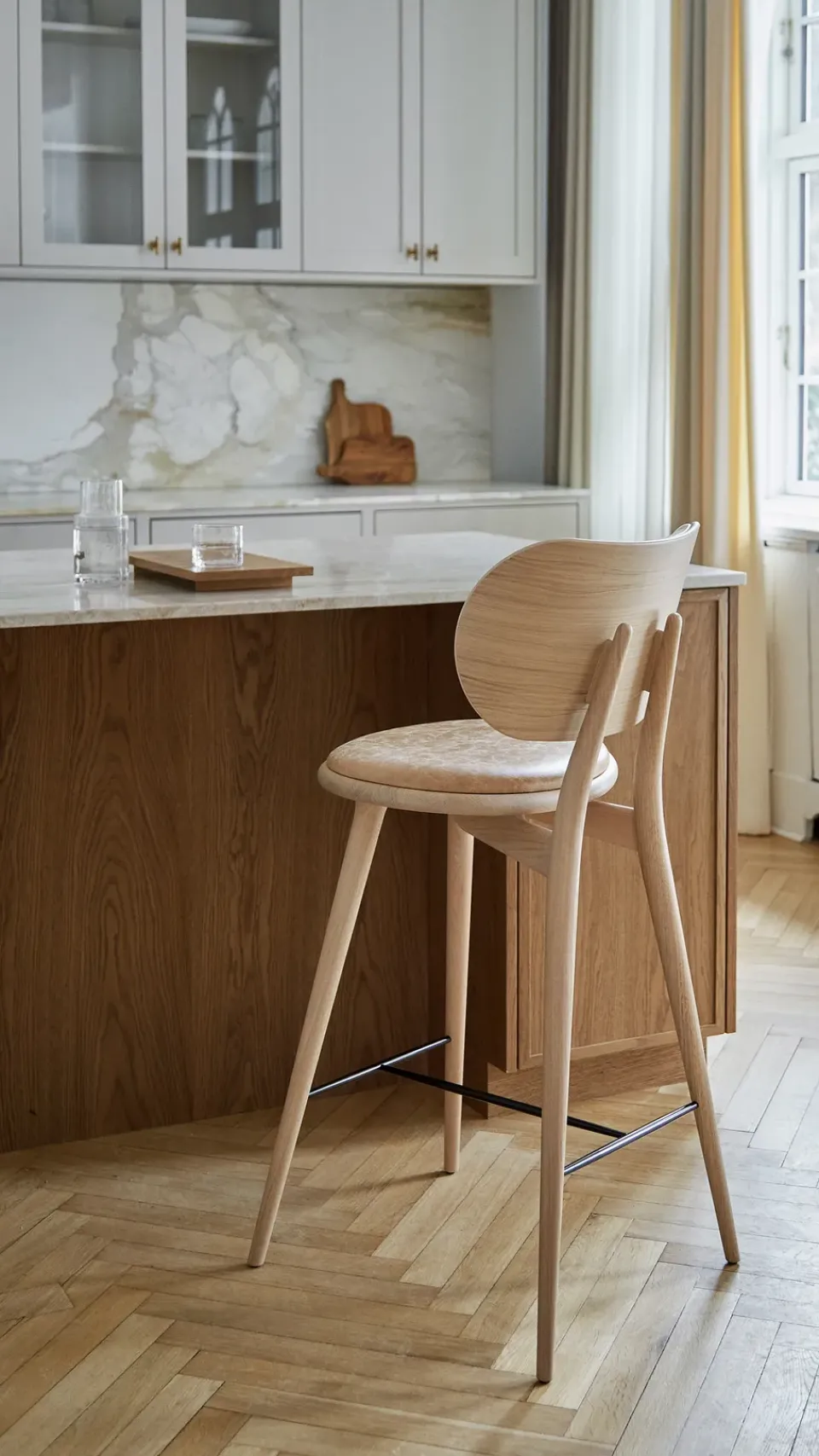 Taburete High Stool Backrest bajo, piel natural, base de roble lacado mate*Mater