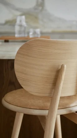 Taburete High Stool Backrest bajo, piel natural, base de roble lacado mate*Mater