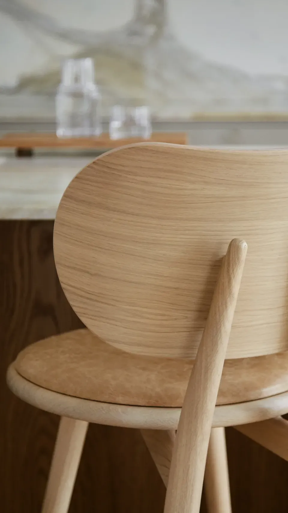 Taburete High Stool Backrest bajo, piel natural, base de roble lacado mate*Mater