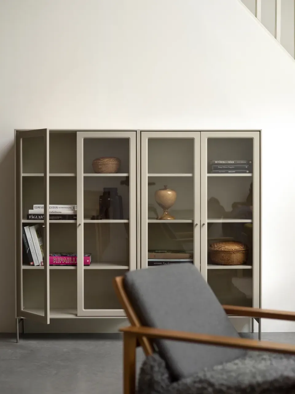 Vitrina Volt 130 cm , Detalles en acero inoxidable*Mavis Sale